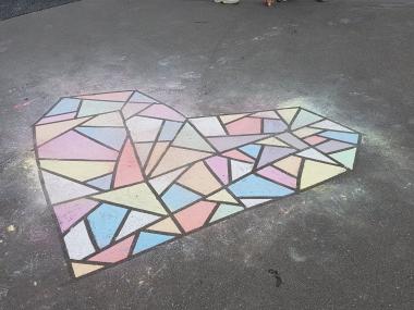Hjerte tegnet med kridt på asfalt